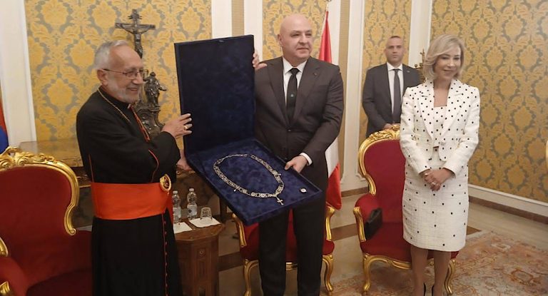 بالصور-الرئيس عون واللبنانية الأولى وصلا الى روما ميناسيان قلّد رئيس الجمهورية “وسام صليب الايمان”