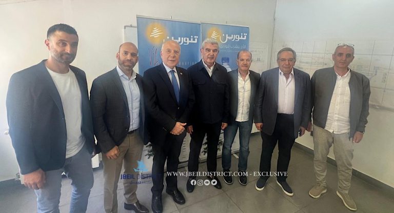 وزير الصناعة  تفقد مياه تنورين و”شرب” منها “عوقبت بدون وجه حق وعلينا تطمين الأسواق الخارجية الى سلامتها”