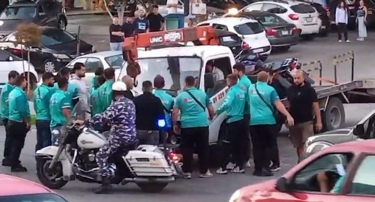 بالفيديو-عمال “TOTERS” يعتدون على عناصر قوى الامن وشرطة بلدية جبيل بعد توقيف أحد السائقين
