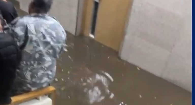 بالفيديو-‎المياه تدخل مبنى وزارة العمل وتحاصر المتواجدين في الداخل