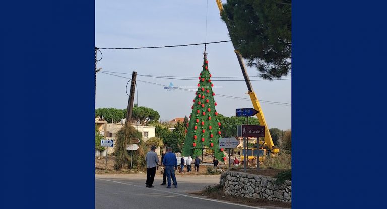 خاص بالصور: معاد تستعد لإحياء الميلاد… جمعية إنماء البلدة تُنجز شجرة عملاقة بإشراف المهندس طوني حبيب