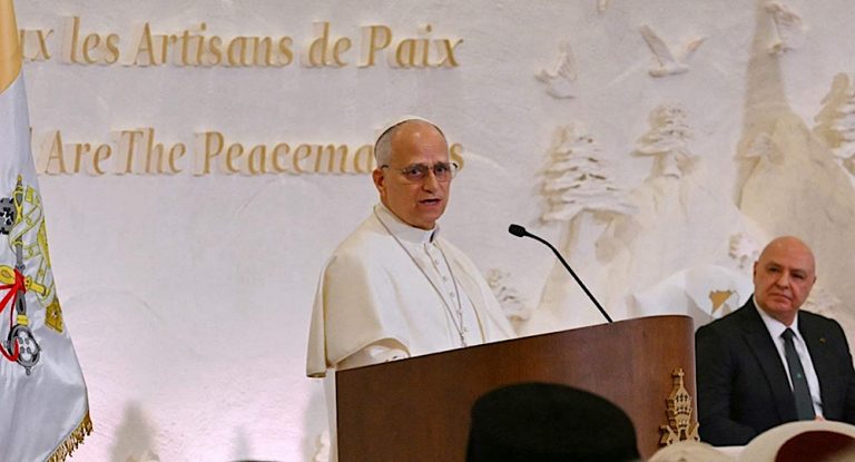 البابا لاوون للبنانيين: أنتم شعب لا يستسلم.. وبالصورة- رسالة في سجل الشرف في القصر الرئاسي