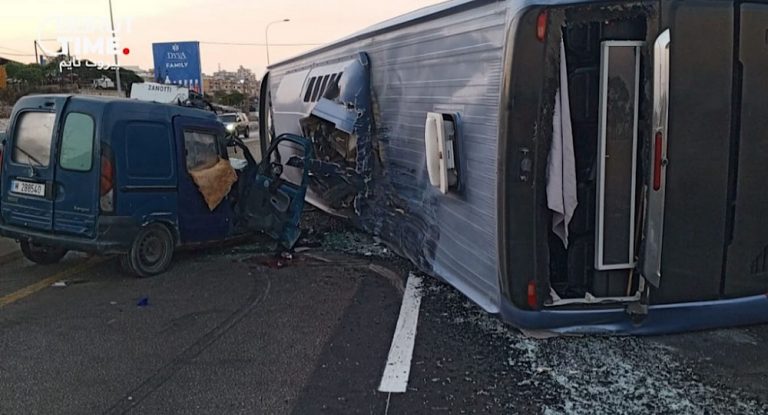 إنقلاب حافلة لنقل الركاب