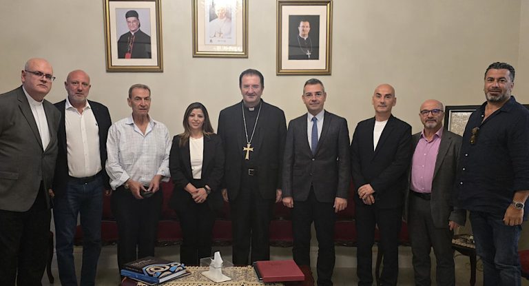 وديع عقل يلتقي المطران أنطوان شربل طربيه في سيدني: الجالية والكنيسة خطّ دفاع عن الوجود المسيحي في لبنان