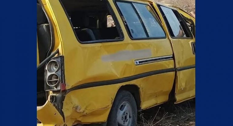 بالصور والفيديو- حادث “مروّع”.. إصابة 13 طالبًا في إنقلاب فان !