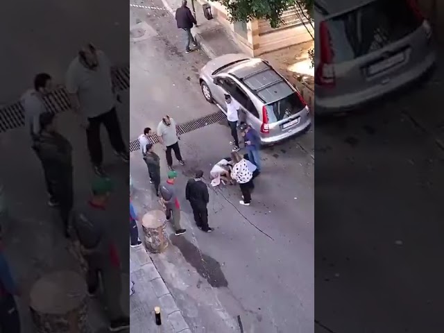 بالفيديو – بعد انخساف الطريق في بيروت.. شابّ يسقط في الحفرة ويفقد وَعيه!!