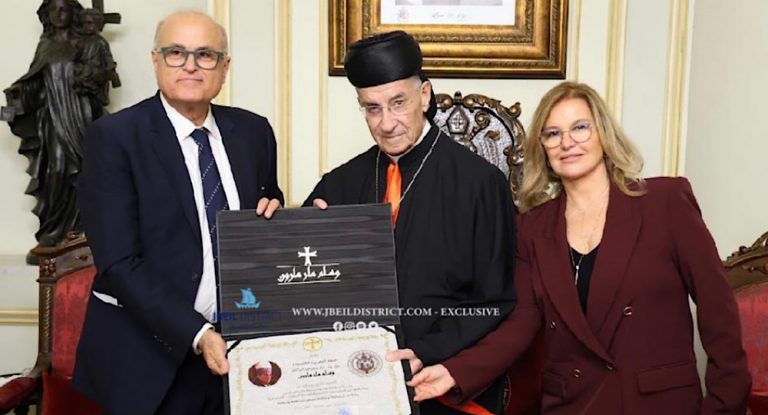 خاص-بالصور:البطريرك الراعي يمنح وسام مار مارون لفادي رومانوس تقديرًا لدعمه الدائم لكاريتاس لبنان