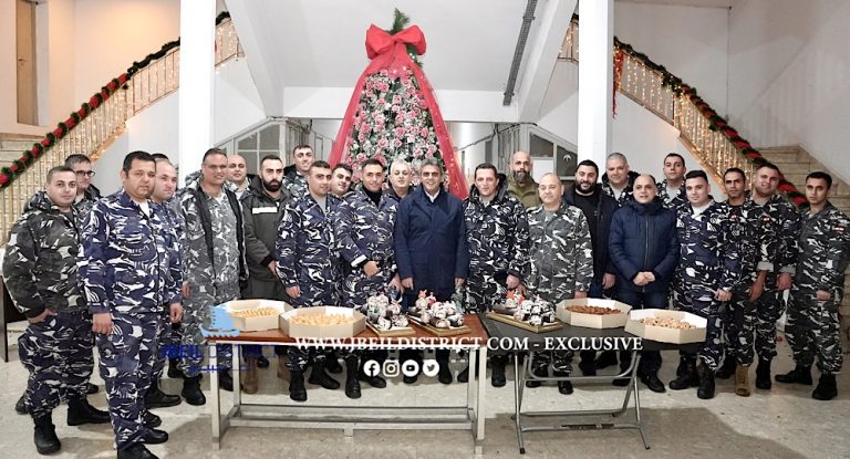 خاص بالصور-الحواط معايداً عناصر قوى الأمن والدفاع المدني في سرايا جبيل