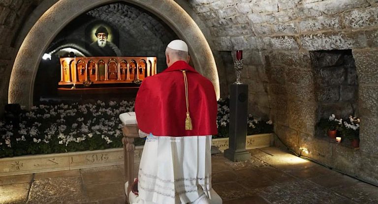 أوَّل معجزة تُسَجَّل بعد زيارة البابا ضريح مار شربل: رَنَّ هاتف الطبيب وصوتُ القديس يُعلِنُ الأعجوبة