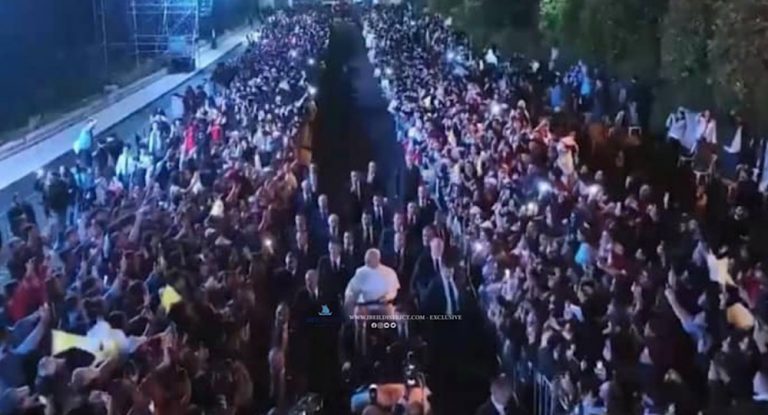 بالصور-حشود شبابية تملأ ساحات بكركي للقاء البابا