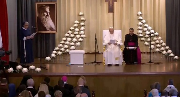 بالصور-البابا يزور دير الصليب: ما نشهده في هذا المكان عبرة للبشرية جمعاء