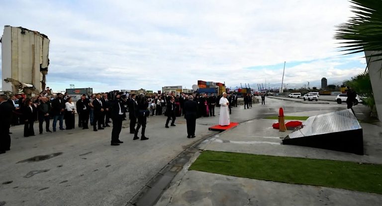 بالصور-رسول السلام في موقع انفجار 4 آب.. وصلاة صامتة مع أهالي الضحايا