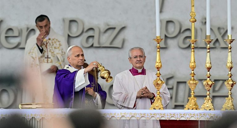 بالصور-حشود غفيرة تشارك في القداس الختامي.. البابا: اقول للبنان انهض وكن علامة للسلام