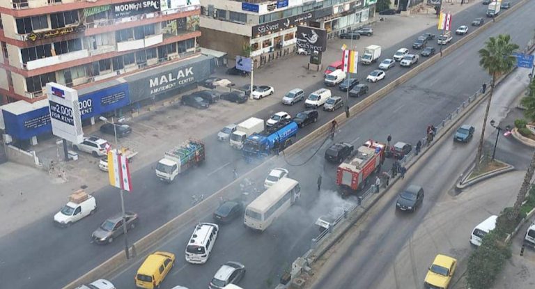 بالفيديو- إحتراق فان على أوتوستراد جونية