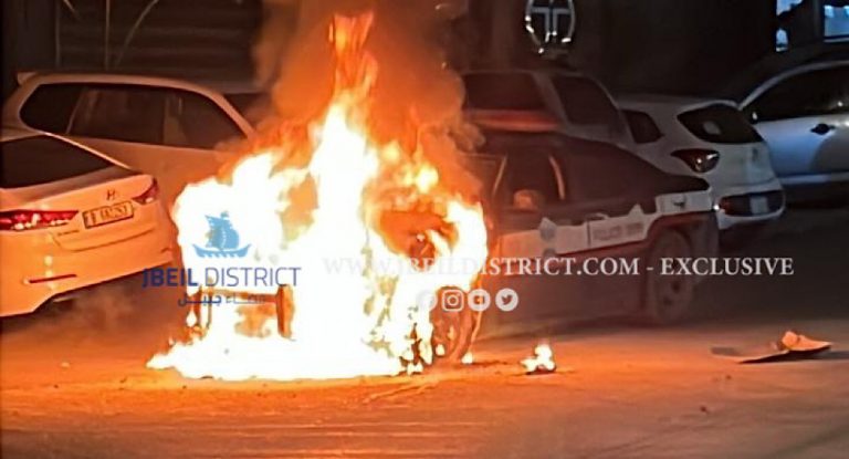 خاص-بالصور: اندلاع حريق في سيارة لقوى الأمن الداخلي في البترون
