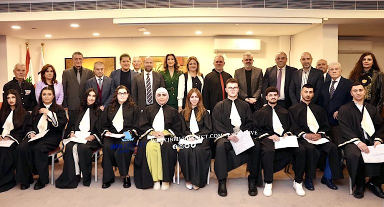 خاص-بالصور : جمعية أصدقاء المدرسة الرسمية في قضاء جبيل تكر ّم الطلاب المتفوقين