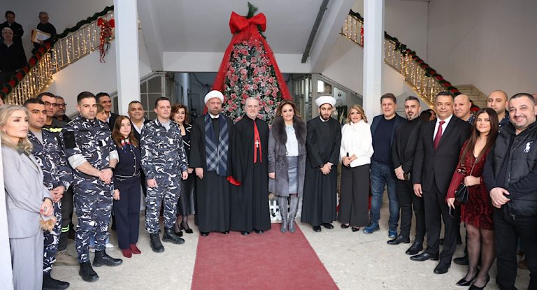 قائمقام جبيل نتالي مرعي الخوري تضيء شجرة الميلاد في سراي جبيل بحضور روحي ورسمي جامع