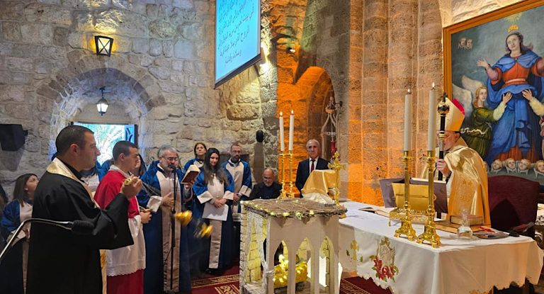 خاص بالصور -المطران عون يترأس قداس الميلاد في عمشيت: الفرح الحقيقي في استقبال المسيح في القلوب