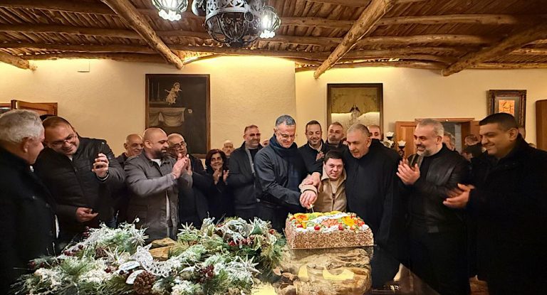 خاص-مارك عبود على رأس وفد معايداً رئيس وجمهور دير مار مارون-ضريح القديس شربل