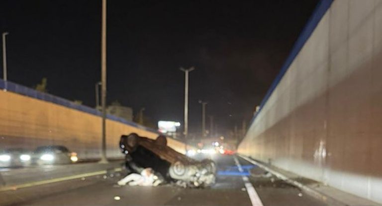 بالفيديو… حادث سير مروّع وسقوط سيارة من الأعلى على الأوتوستراد