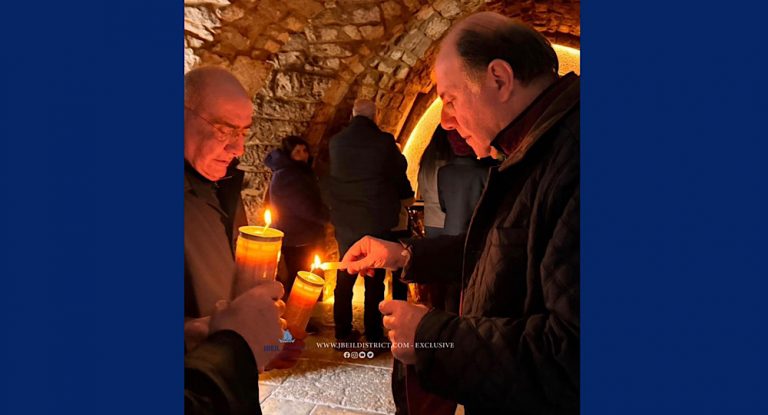 خاص-بالصورة : حاكم مصرف لبنان كريم سعيد يزور ضريح القديس شربل ويضيء شمعة على نية لبنان