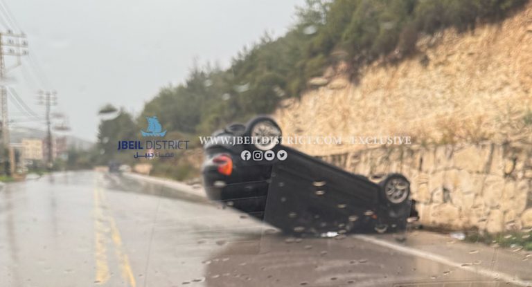 بالصور-انقلاب سيارة  في حبالين