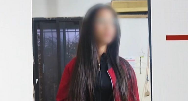 ⁨ ⁨ ⁨ بسبب ملابسها – ناظرة تضرب تلميذة وترميها في الشارع … عائلتها تروي الحادثة !