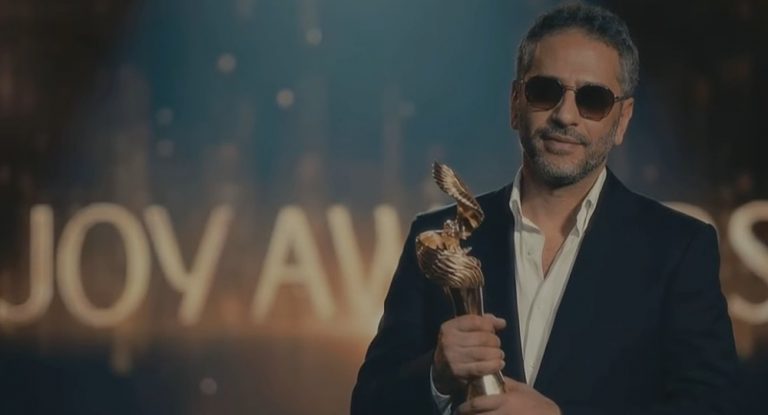 من خلف القضبان… فضل شاكر يتوَّج بجائزة أفضل فنان في «Joy Awards» بالرياض