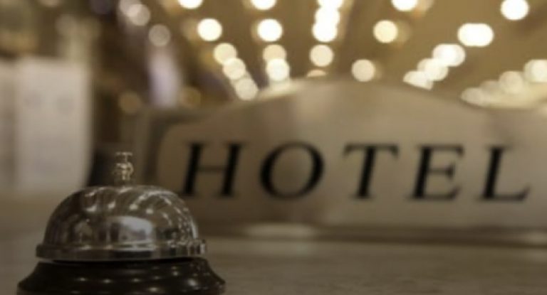 الوزير نام في بهو الفندق!