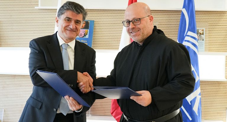 بالصور-مذكرة تفاهم بين جامعة الروح القدس الكسليك وشركة  “IPT” في مجالات الاستدامة والطاقة والتنقل النظيف