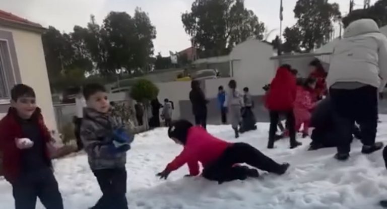 في مشهد نادر… مدرسة تنقل الثلوج إلى باحتها وتفاجئ طلابها!