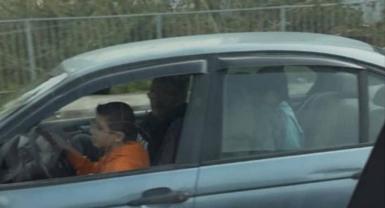 بالفيديو: مشهدٌ صادم على الطريق… طفلٌ يقود سيّارة!