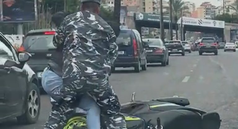 فيديو من أوتوستراد جونية… شاهدوا ما حصل بين عنصر من قوى الأمن وشاب