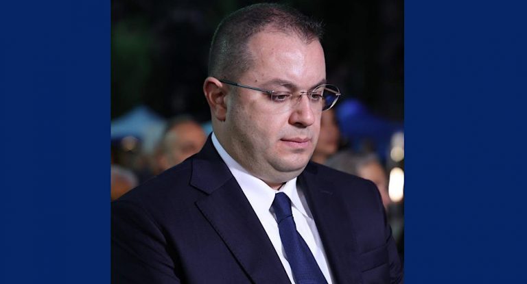 بالفيديو – خطوة تضامنية..عبدو العتيّق يفتح ١٥ شقة سكنية أمام العائلات المتضرّرة من انهيار مبنى طرابلس