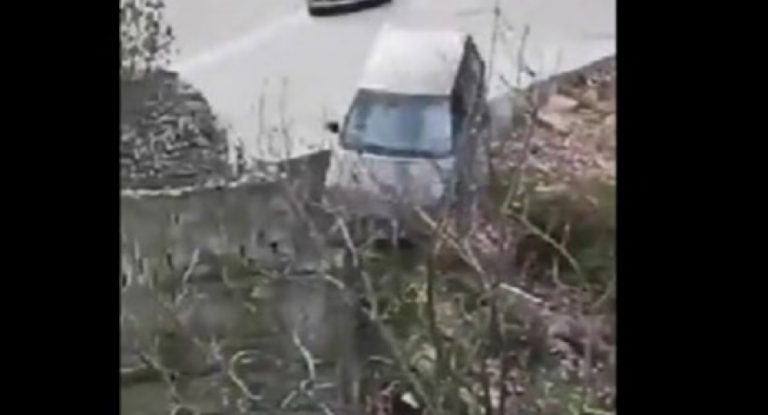 في لبنان: سيارة ” رانج ” تسقط من أعلى الجسر… فيديو يغزو مواقع التواصل والحقيقة؟