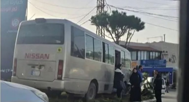 حافلة مدرسية تفقد السيطرة… والطلاب ينجون بأعجوبة!