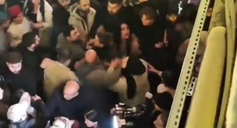 بالفيديو-توقيف ناشطة وطردها في طرابلس بعد اعتراضها على زيارة جبران باسيل