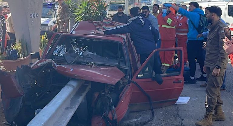 بالصورة-قتيلان نتيجة اصطدام سيارة بالحاجز الحديدي على الاوتوستراد
