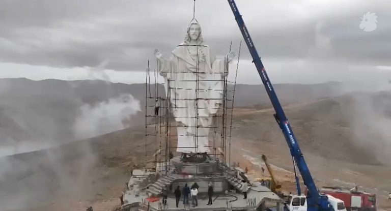 بالفيديو-رفع تمثال يسوع الفادي على جبل الصليب في القاع علامة إيمان وصمود