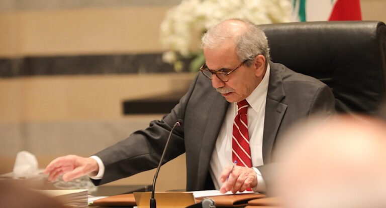 جلسة حكومية بمقاطعة وزراء “الثنائي” وحضور مكي