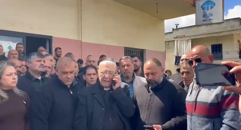 كاهن رعية رميش الأب نجيب العميل: “يا منموت كلنا وبتروح ضيعتنا يا منعيش كلنا وبتحيا ضيعنا” ولن نغادر!