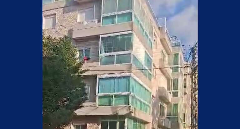 تسجيل صوتي لأحد سكان البناية في عمشيت يروي حقيقة الاتصال بالإخلاء