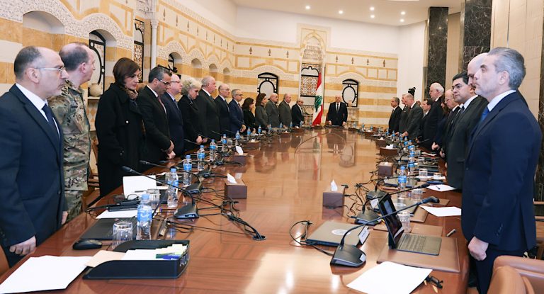 جلسة طارئة لمجلس الوزراء: حظر نشاطات “حزب الله” والزامه تسليم سلاحه