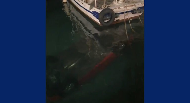 بالفيديو – سقوط سيارة في ميناء جبيل الأثري فجراً دون إصابات