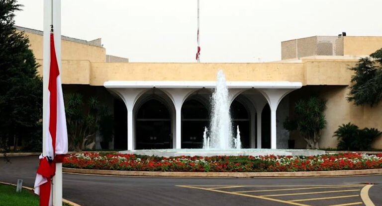 في الجمعة العظيمة.. تنكيس العلم اللبناني في بعبدا