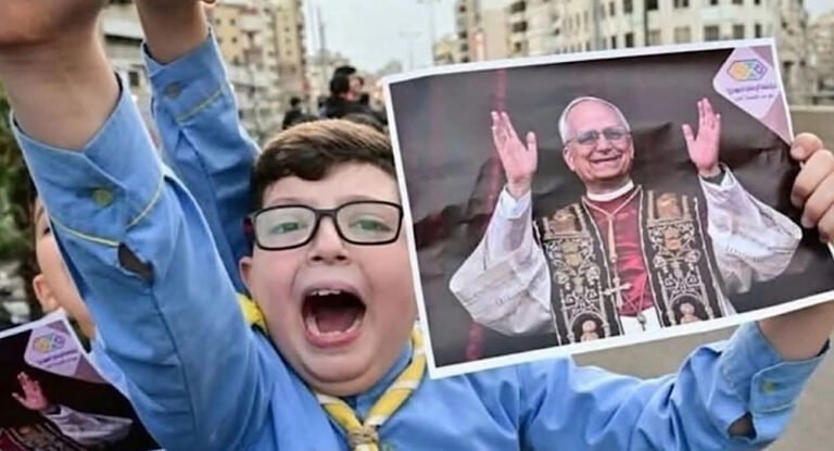 الطفل الذي رحّب بقداسة البابا بحرارة لافتة.. لا يزال تحت ركام منزله!