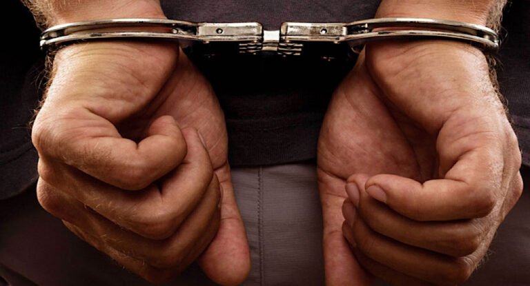 اعتدى بالضّرب على رجل أمام أولاده بطريقة وحشيّة!