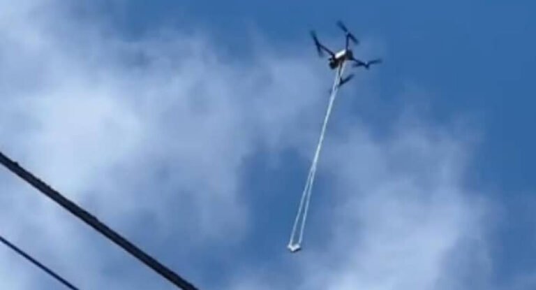 يتدلى منها حبل.. فيديو لمسيّرة تحلّق فوق أهالي المنصوري