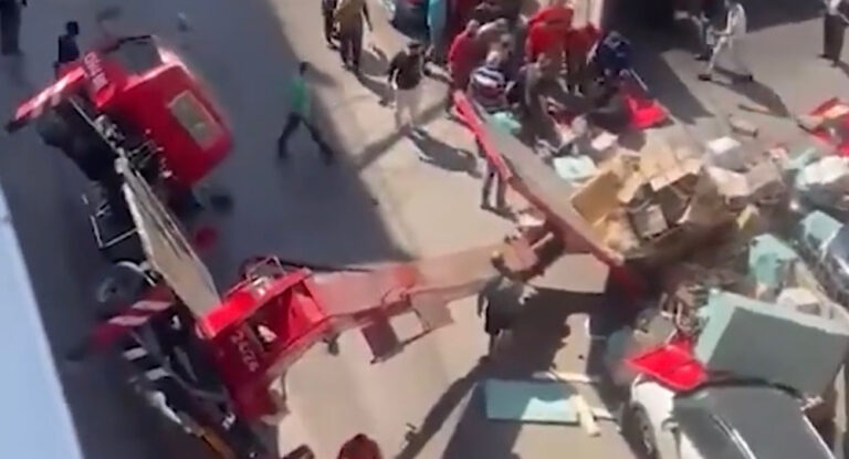 بالفيديو -إنقلاب شاحنة بسبب حمولتها