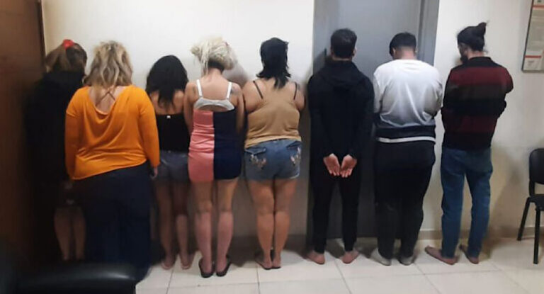 بالصورة-القبض على شبكة دعارة وإتجار بالبشر تديرها سورية في طبرجا